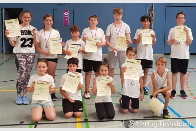 Bei Beginners Cup im Einsatz, vordere Reihe (v.l.): Enie Wiederspahn, Elias Rais, Alisa Racovita, Elias Huwe, Raul Gonzalez. Hintere Reihe: Deniz Karakash, Marie Wöhrnschimmel, Jano Luger, Max Simon, Danny Conrad, Miran Ates, Michael Bruchmann.