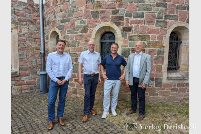 Von links nach rechts: Mathias Nippgen-van Dijk, Diakon Jürgen Rottloff, Francesco Continolo und Torsten Gunnemann, Vorstand der Caritas Main-Taunus.