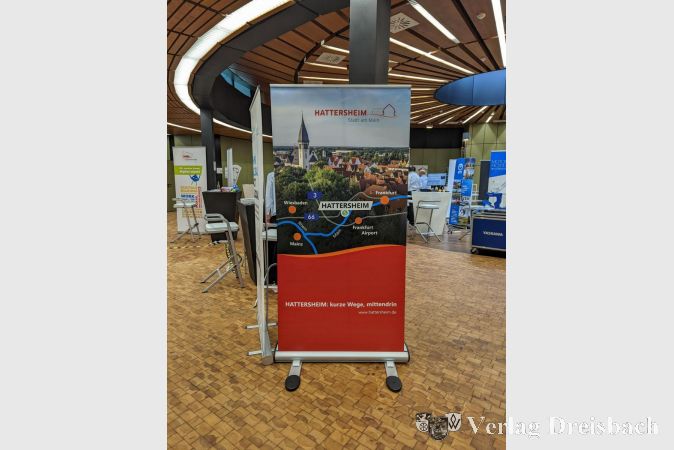 Mitten in der attraktiven Metropolregion Rhein-Main: Die Stadt Hattersheim unterstrich direkt am Eingang zum Smart City Kongress ihre attraktive Lage.