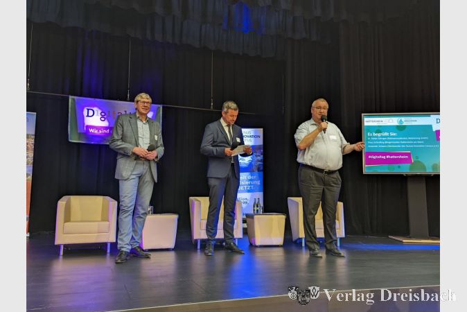 Von links nach rechts: TIC-Vorsitzender Alexander Schwarz, Moderator Dr. Stefan Söhngen und Bürgermeister Klaus Schindling auf der Stadthallenbühne.