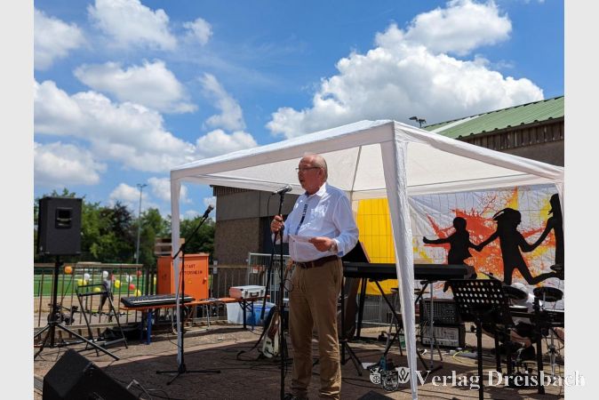 Der Erste Stadtrat Karl Heinz Spengler begrüßte herzlich alle Gäste, allen voran natürlich die Kinder und Jugendlichen: "Dieser Tag ist Euer Tag. Ihr sollt vor allem Spaß haben!", rief er in seiner kurzen Ansprache aus.