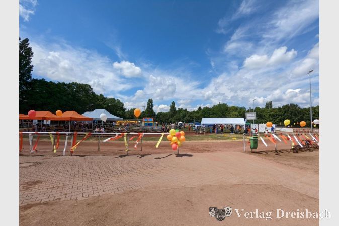 Strahlend blauer Himmel, bunt geschmückt und pickepackevoll mit Attraktionen: So präsentierte sich der Sportpark Hattersheim am vergangenen Samstag anlässlich des Kinder- und Jugendtages der jungen Generation.