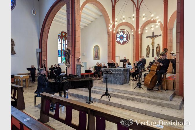 Dr. Andreas Winckler und der Caecilienverein in ihrem Element: Im Rahmen der Matinée präsentierte man Lieblingslieder aus den letzten 100 Jahren.