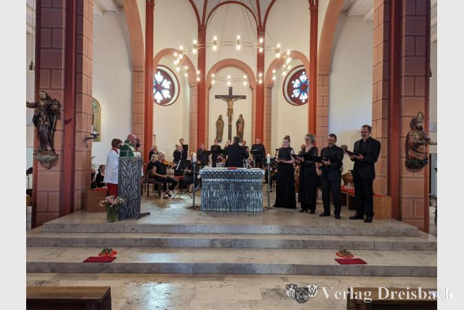 Gemeinsam mit Orchester und Vokalsolisten präsentierte der Caecilienverein im Gottesdienst Mozarts Krönungsmesse.