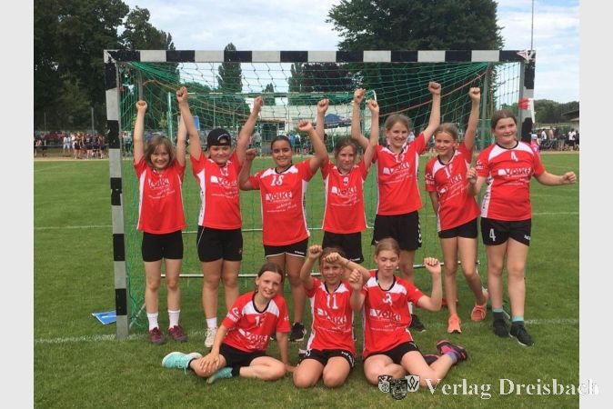 Arme hoch für eine gute Leistung: Die weibliche D-Jugend wurde Turnierdritter.