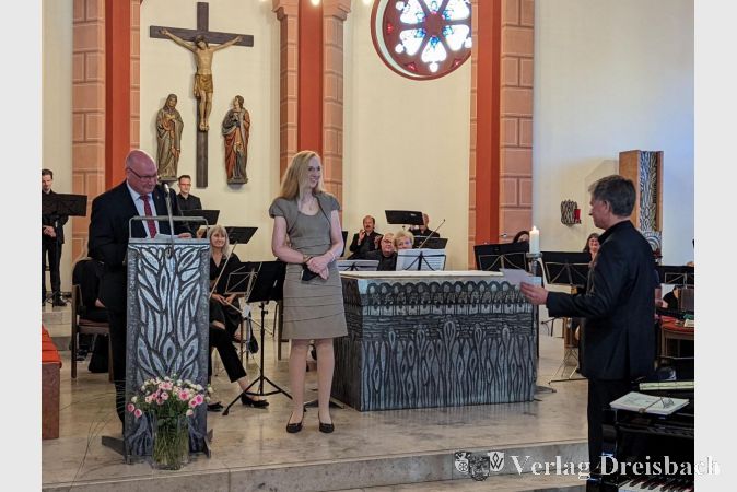 Auch Pfarrer Helmut Gros und Gemeindereferentin Christine Krempel gratulierten Dr. Andreas Winckler und dem Caecilienverein ganz herzlich zum Jubiläum.