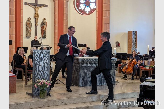 Bürgermeister Christian Seitz überreichte Dr. Andreas Winckler eine Urkunde der Gemeinde Kriftel zum 100-jährigen Jubiläum des Caecilienvereins.