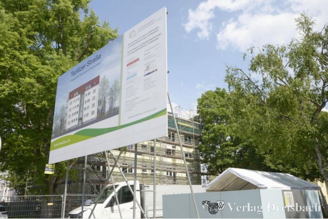 Wie auf dem großen Schild dargestellt soll das Haus in der Teplitzer Straße nach der energetischen Sanierung und dem Dachausbau einmal aussehen.