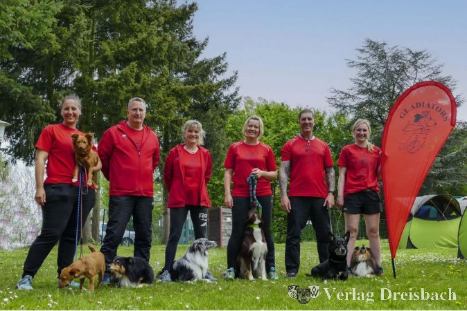Das Wettkampfteam der Agility-Freunde Rhein-Main (v.l.): Bianca Fricke mit Ginger und Caramella, Mathias Kadler mit Mabel, Ute Taaks mit Sonic, Judith Kadler mit Chi, Thomas Fachinger mit Maddox, Janine Peter mit Loui.
