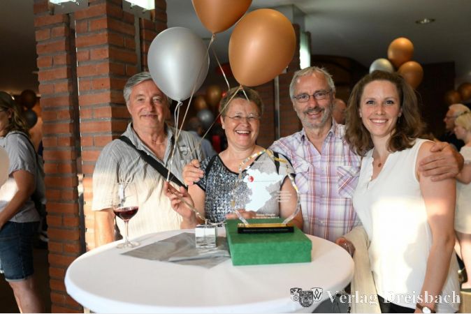 Bärbel Klingler (2.v.l.) mit ihrer "Entourage" vom TVO: Ehrenvorsitzender Reinhard Odey (links), Zeugwart Armin Klingler (2.v.r.) und Sportwartin Tanja Klingler (rechts).