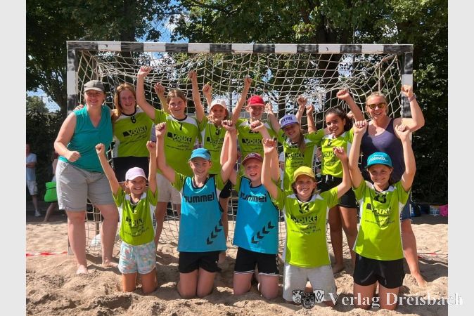Die weibliche D-Jugend hatte viel Spaß bei ihrer erfolgreichen Turnierpremiere auf Sand.