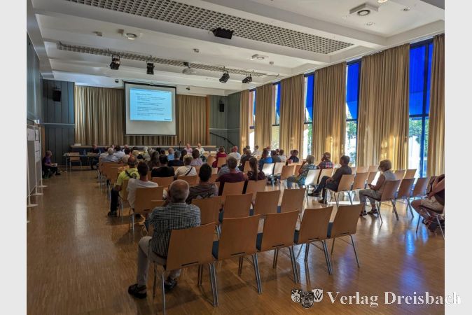 Etwa 50 Anwohnerinnen und Anwohner wohnten am Montag der Bürgerinformation im Okrifteler Haus der Vereine bei.