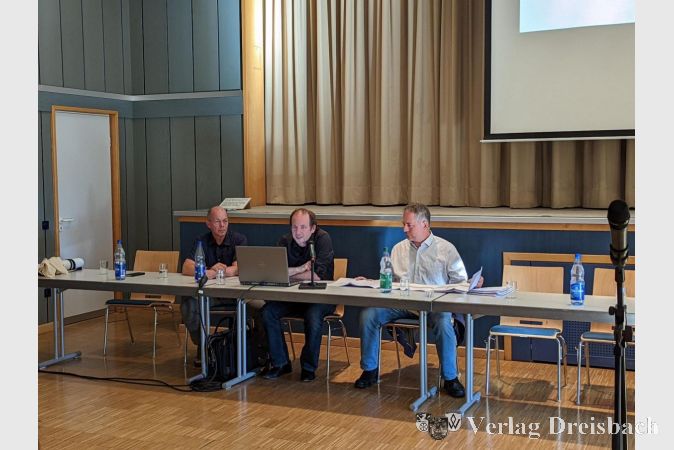 Von links nach rechts: Lars Stephan und Herr Weber von der Ingenieurgesellschaft Sommer sowie Arnold Müller, technischer Leiter der Stadtwerke Hattersheim.