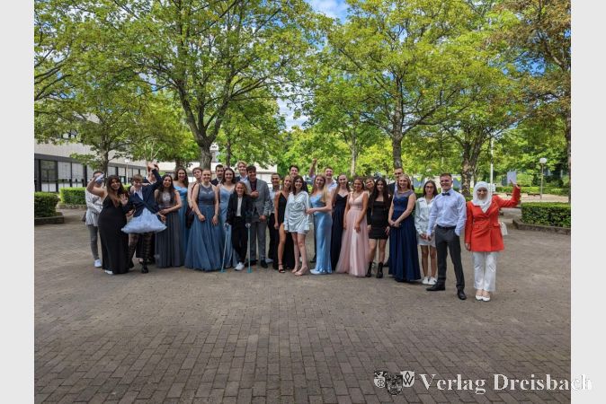 Die Freude war groß für 33 Schülerinnen und Schüler der HBS über das erfolgreiche Bestehen der diesjährigen Abiturprüfungen.