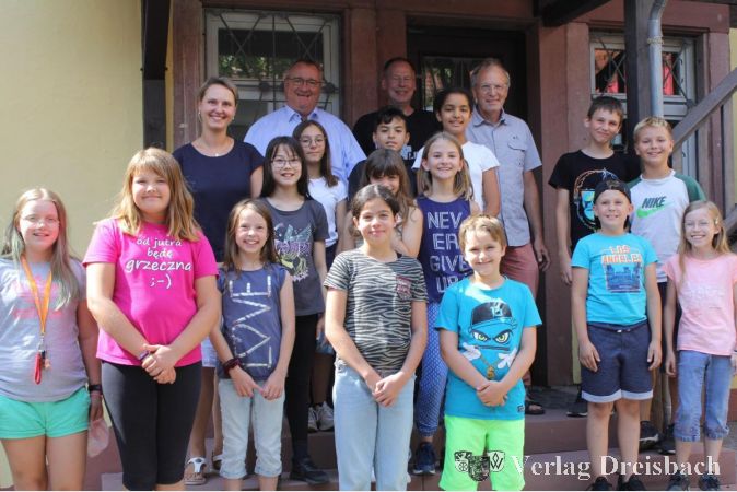 Das neue Kinderparlament der Regenbogenschule formierte sich nach der 1. Sitzung mit (von links nach rechts) Parlamentspräsidentin Myriam Jung, Bürgermeister Klaus Schindling, Jörg Schmidtmer ( Grünflächenamt) und Schulleiter Uwe Simon zum Foto.