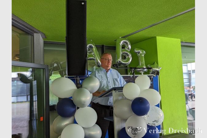 Auch Bürgermeister Klaus Schindling gratulierte den Schülerinnen und Schülern herzlich zum erfolgreich bestandenen Abitur.