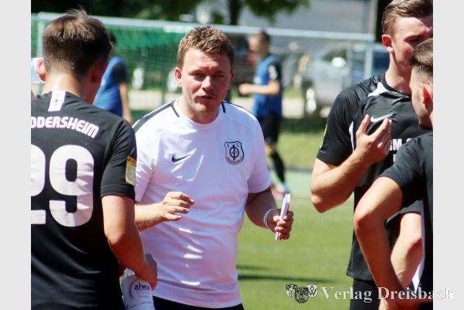 Trainer Christian Lüllig muss vor seiner dritten Saison beim FC Eddersheim eine deutlich verjüngte Mannschaft zu einer Einheit formen.