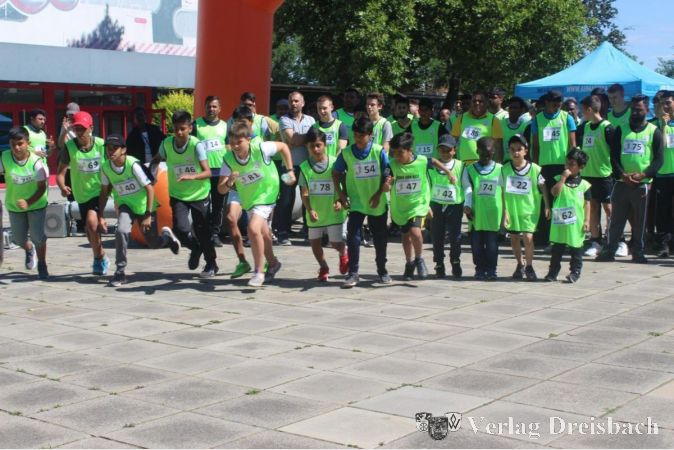 Auf die Plätze, fertig, los: Zuerst startete im Karl-Eckel-Weg der Lauf für Kinder unter zwölf Jahren.