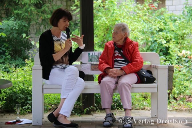 Jutta Steinbach (links) und Gerta Jost (rechts) wird man sicher auch in Zukunft immer mal wieder auf der "Babbelbank" antreffen,.