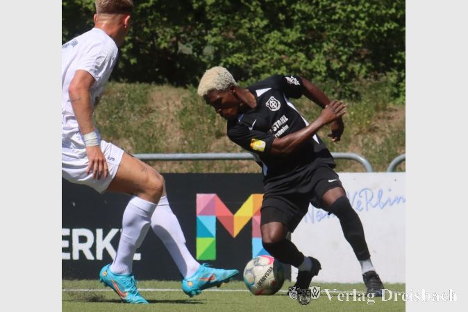 Keiner der Jüngeren unter den Neuen an der Staustufe, aber ein Hoffnungsträger: Der 30-jährige Offensivspieler Farid Affo wechselte von Hessen Dreieich zum FC Eddersheim.