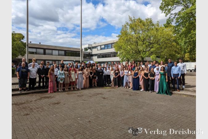 Auch die Haupt- und Realschulklassen feierten ihren Abschluss. Am Montagnachmittag war es auf dem Gelände der Heinrich-Böll-Schule so weit: Dem freudigen Anlass entsprechend festlich gekleidet zeigte man sich stolz und glücklich über den eigenen schulischen Erfolg.