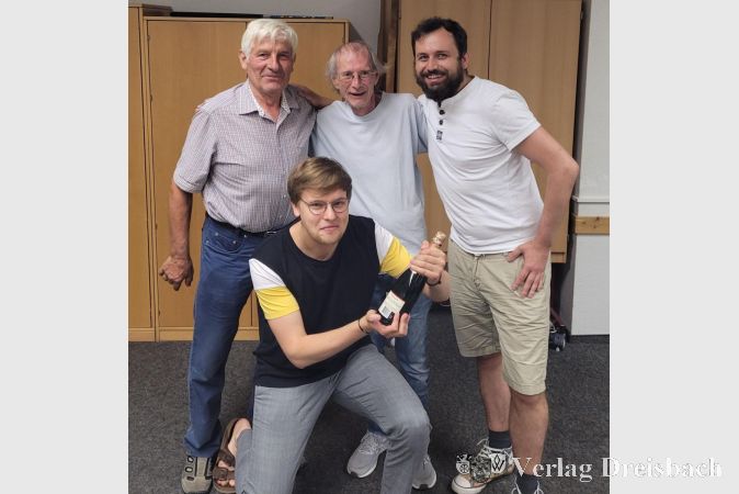 Die Pokalsiegermannschaft (v.l.): Heinrich Landman, Klaus Winkler, Tobias Makilla, Malte Busch (sitzend). Zudem haben in den vorherigen Runden Wolfgang Gerstner und Anna Rosmanitz mitgewirkt.