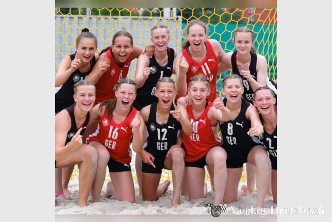 Mit dem Beach-Team war Yasmin Koczy (hinten, Zweite von rechts) bei der EM.