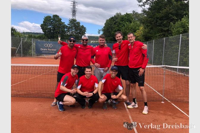 Wohlverdienten Sekt zum Aufstieg in die Bezirksliga A gab es für die Herren 40 des HTC.