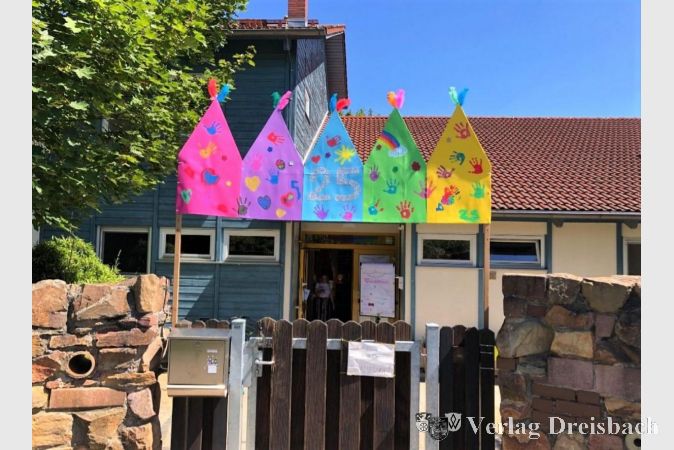 Die bunte Bastelei am Eingang deutete auf das besondere Jubiläum der Kita hin.