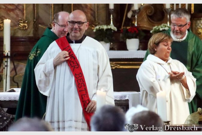 Das musste mal gesagt werden: Das Pastoralteam schenkte dem scheidenden Gemeindereferent Michael Frost eine Schärpe, die ihm bestätigt, "Unser Bester" gewesen zu sein.