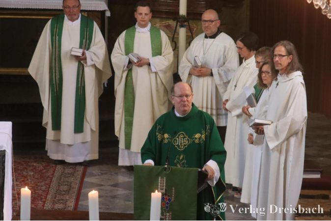 Pfarrer Friedhelm Meudt führte mit dem Pastoralteam durch den Abschiedsgottesdienst und würdigte dabei vor allem den Menschen Michael Frost.
