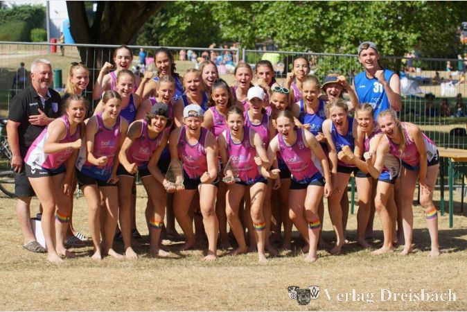 Die weibliche B1- und B2-Jugend jubeln über Sieg und Platz 2 bei der Beach-Hessenmeisterschaft.