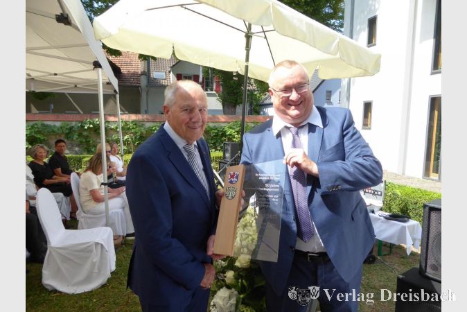 Bernd Caspari (links) erhält für sein 50-jähriges Engagement eine speziell für den Anlass gefertigte Stele von Bürgermeister Klaus Schindling.