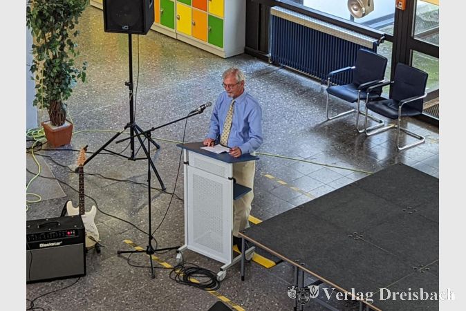 Dr. Bruno Schoch von der Heinrich-Böll-Stiftung Hessen referierte über den streitbaren Namensgeber der Schule.