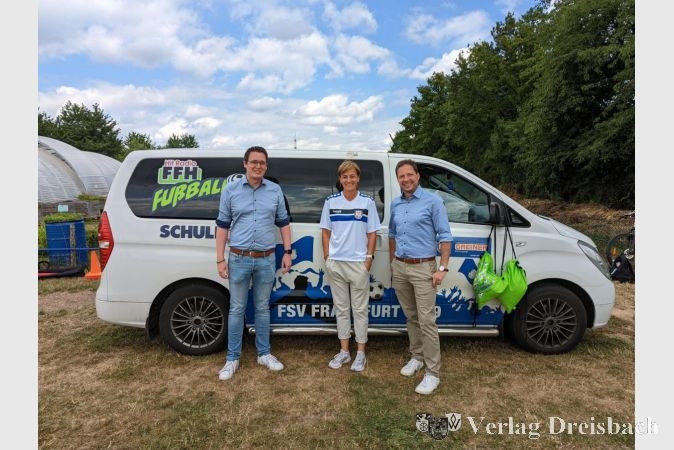 Von links nach rechts: Der stellvertretende Werkstattleiter Bastian König, Fachkraft Tanja Klemm und EVIM-Geschäftsführer Björn Bätz vor dem Bus der FFH Fußballschule des FSV Frankfurt.