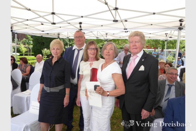 Nach der Verleihung der Ehrenringe: Ehrenstadträtin Ellen Beutel, Bürgermeister Klaus Schindling, Ehrenstadtverordnete Hedwig Bender, Ehrenstadtverordnete Ursula Worms und Stadtverordnetenvorsteher Günter Tannenberger (von links).