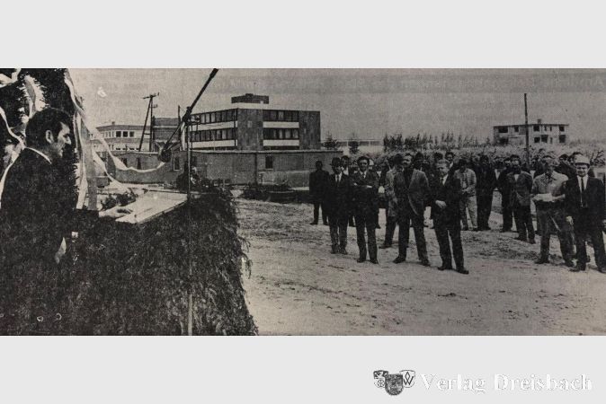 Im Stadtanzeiger am 28. April 1972 wurde über das Richtfest an der neuen Hattersheimer Gesamtschule berichtet. Unser damaliges Foto zeigt die Gäste und Handwerker bei der Zeremonie, links Landrat Dr. Jost bei seiner Ansprache.