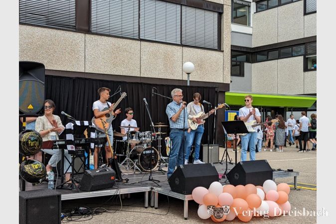 Schulfest am Freitag: Schulleiter Dr. Heither eröffnete die Feierlichkeiten. Die Schulband "inTune" war bereits auf der Bühne und sorgte mit Coverversionen bekannter Hits für ein rockiges Ambiente.