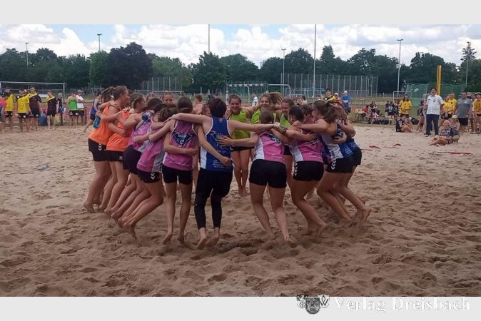 Die Handballerinnen und Handballer vom Schwarzbach hatten im Sand und bei der Quali in der Halle einigen Grund zum Jubeln.