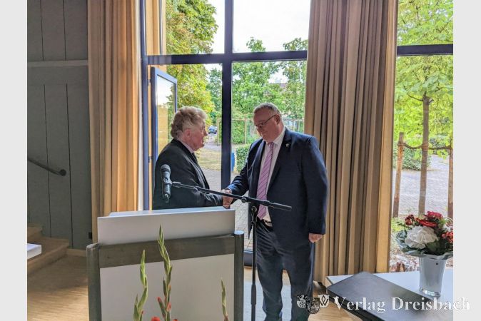 Stadtverordnetenvorsteher Günter Tannenberger (links) beglückwünschte den wiedergewählten Bürgermeister Klaus Schindling zu seiner Amtseinführung für die kommenden sechs Jahre.