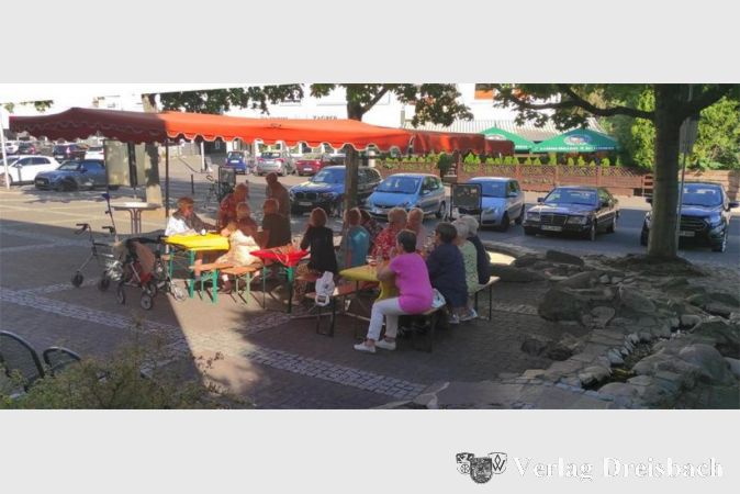 ...als auch unter freiem Himmel auf dem Platz vor dem Gebäude statt.