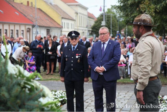 Bürgermeister Schindling bei der Kranzniederlegung an der Statue von St. Stephan.