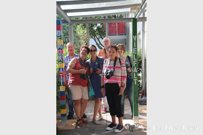 Trotz großer Hitze und schwerem Gepäck haben fast alle Teilnehmer bis zum Schluss des Foto-Rundganges durch die Siedlung am 30. Juli durchgehalten.