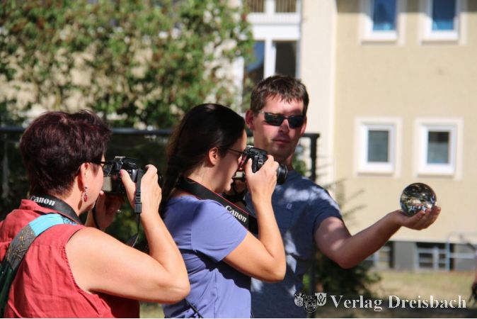 Spaß am Fotografieren und das Erkennen von vielfältigen "guten Motiven" standen im Vordergrund des Fotoworkshops im Sommer der Demokratie in der Hattersheimer Siedlung.