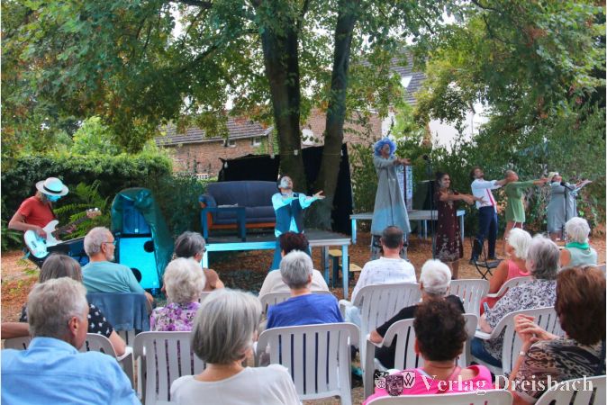 Die BüchnerBühne bot eine beeindruckende Performence "...unter den Dächern" von Hattersheim - auch musikalisch.