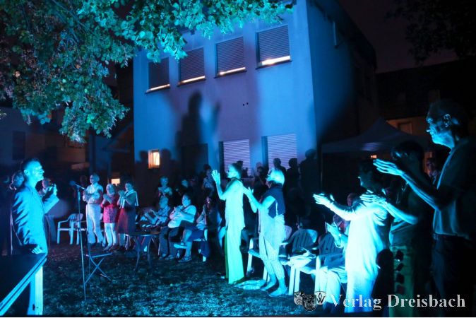 Das Publikum genoss die Vorstellung der BüchnerBühne und dankte mit viel Applaus und Bravo-Rufen.