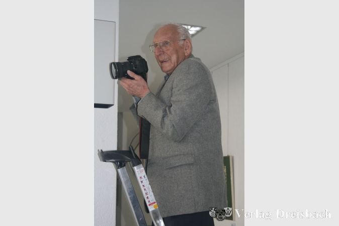 So kannten die Krifteler B&uuml;rgerinnen und B&uuml;rger Gerhard Jaeger: Immer mit vollem Einsatz auf der Suche nach dem n&auml;chsten Schnappschuss.