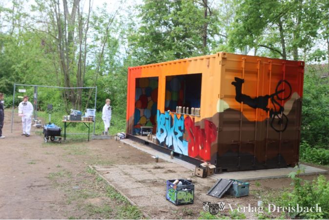 Gelegenheiten, sich im Graffiti-Sprühen zu versuchen, gab es im Frühjahr für die Kinder und Jugendliche in Wicker und Weilbach (Bild), die die Container der Jugendtreffs mitgestalteten. Auch für die Stadtmitte wäre solch ein Projekt gut, finden die Fraktionen.