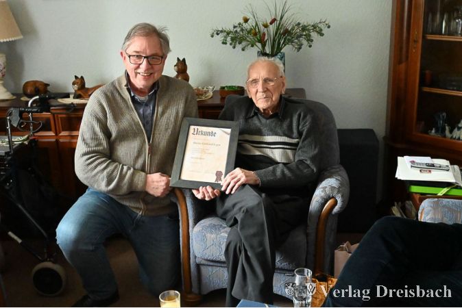 Der Vorsitzende des Krifteler Foto- und Filmclubs Bernd Reimann (links) gratulierte Gerhard Jaeger im Februar zum 90. Geburtstag. Jaeger zählte 1978 zu den Gründungsmitgliedern des FFC.