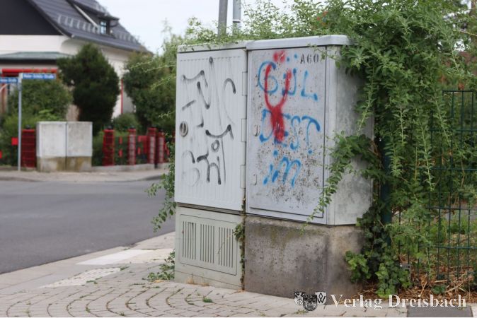 Ja, es finden sich in Flörsheim, wie hier in der Riedstraße einige Schaltkästen, die schon bessere Zeiten gesehen haben, aber auch noch unversehrte (hinten).